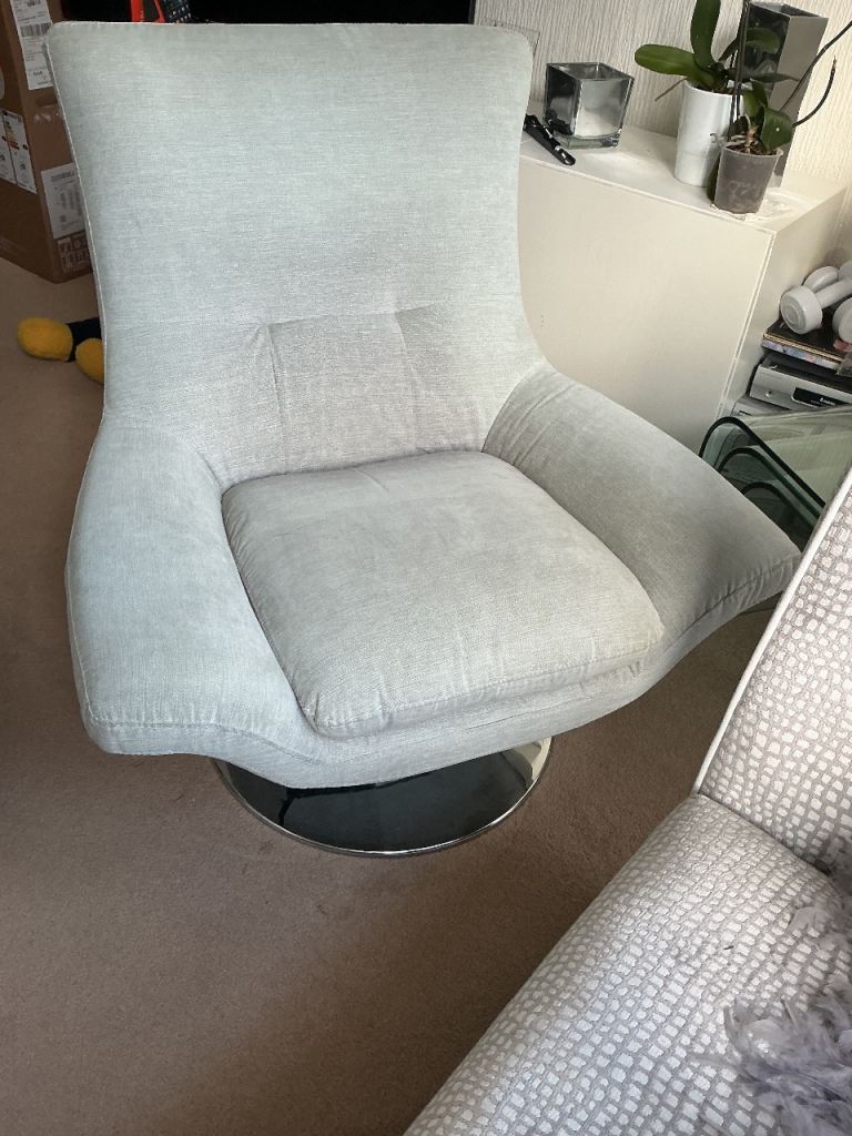 SUPERIOR QUALITY BEAUTIFUL SWIVEL ARMCHAIR 