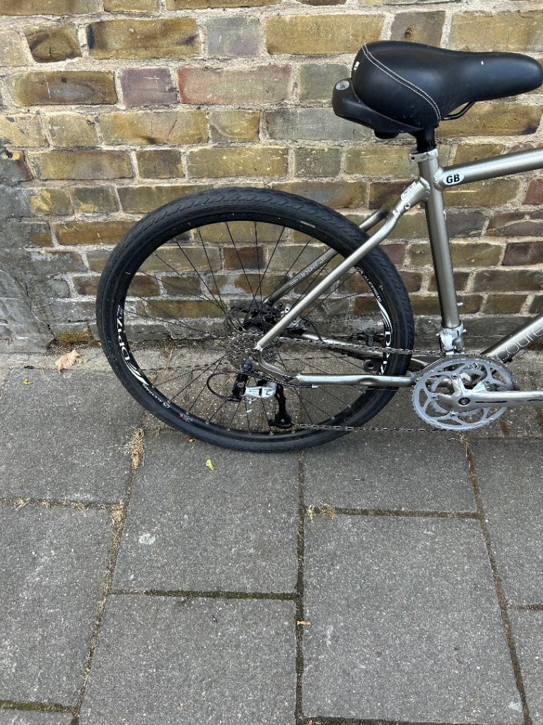 Silver Hybrid Bike – Good Condition, Ready to Ride