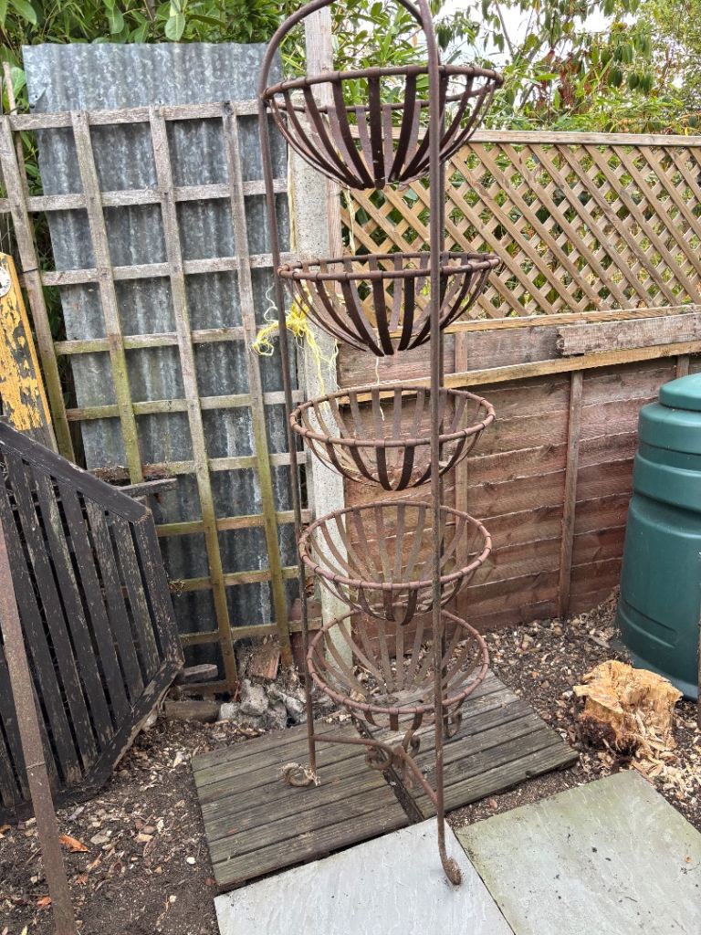 Iron planter 