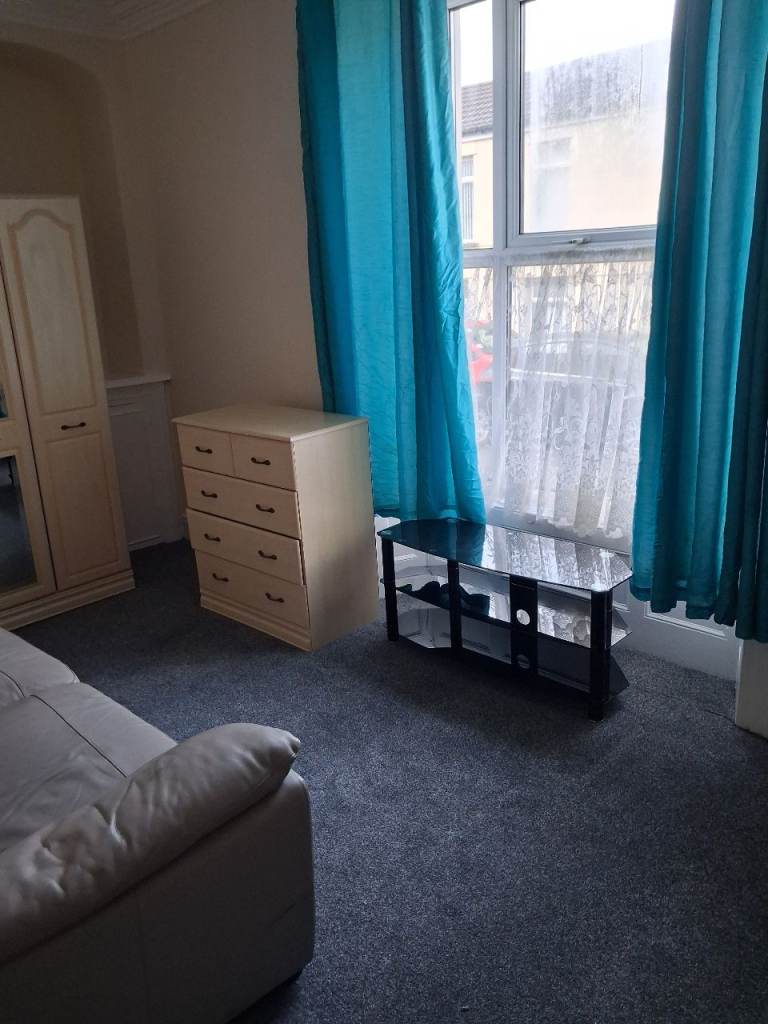 Bedsit to rent.