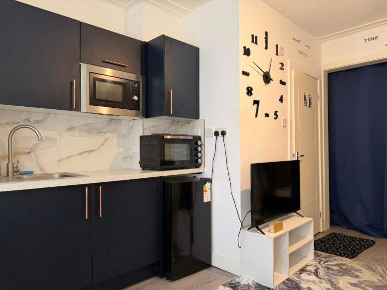 Ground Floor Studio/One-Bed in Quantock Gardens (NW2) - DSS Welcome