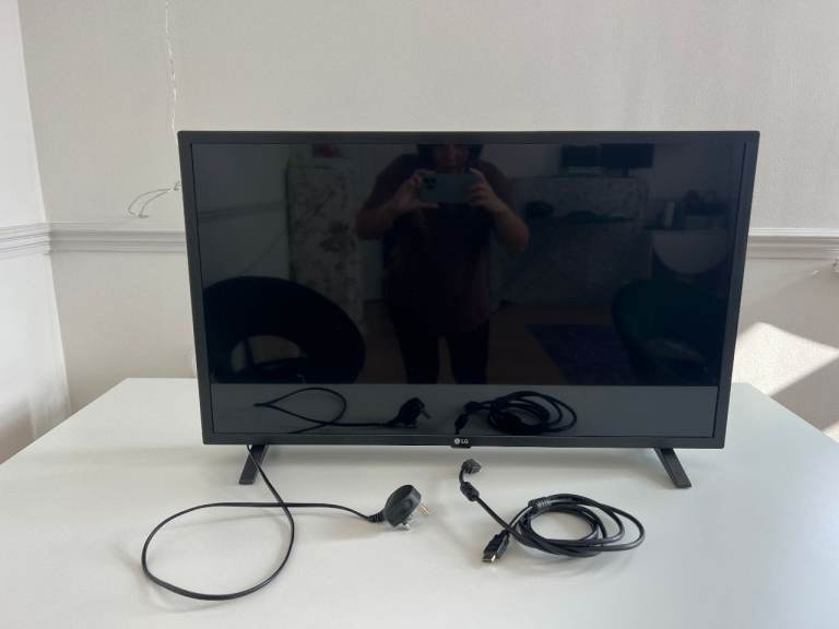 Full HD Smart TV 32 Inch - LG (32LM6300PLA), remote with Netflix/Amazon buttons and HDMI cable