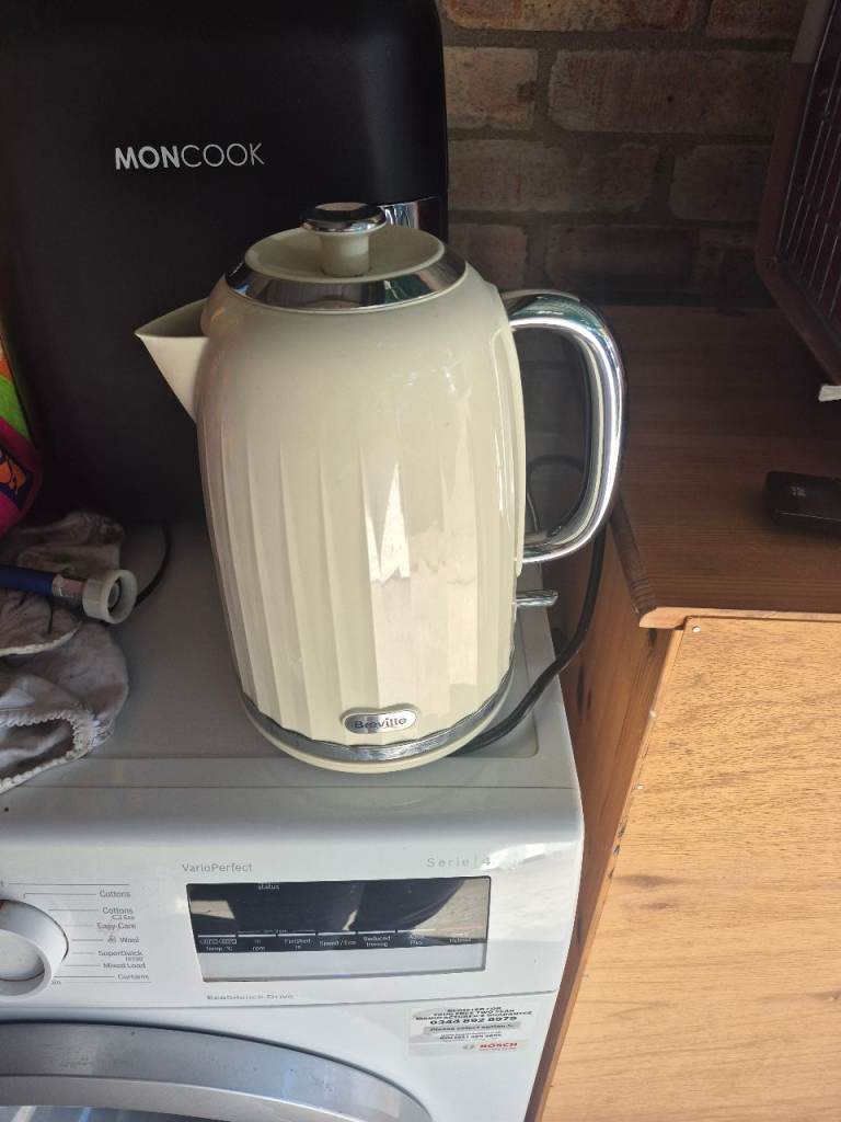 De'Longhi Cream Kettle – Good Condition