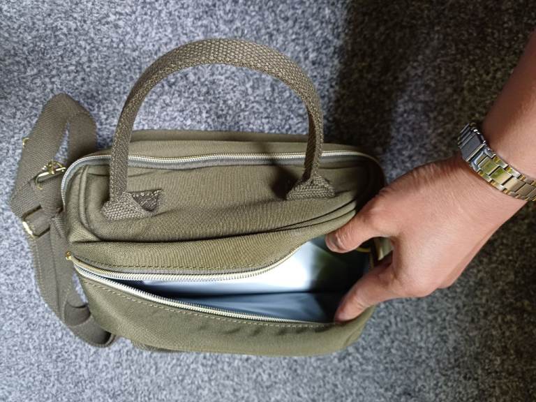 Stylish sling-style lunch bag
