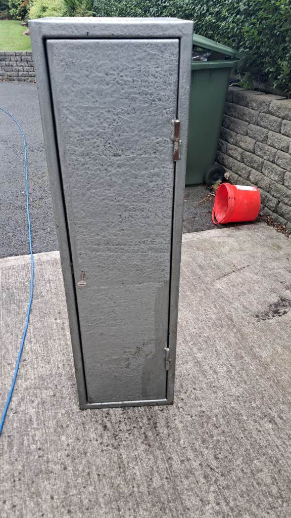 Metal cabinet suitable for gun cabinet