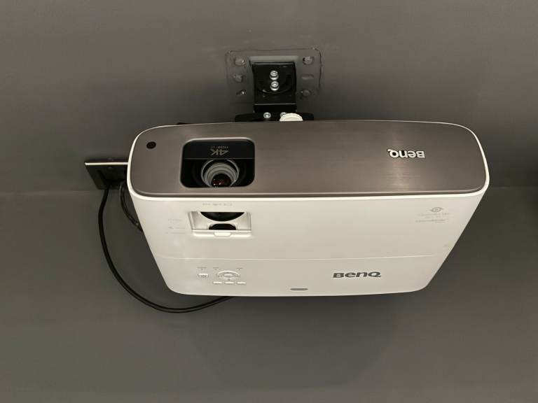 BenQ W2700 4K UHD HDR Home Cinema Projector – Excellent Condition – Stunning Picture Quality 3D