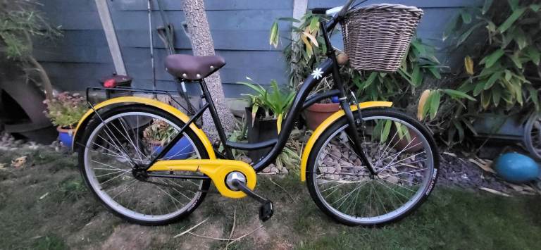 NICE TIDY BIKE, 26 INCH WHEELS, WICKER BASKET, ONE GEAR SO EASY TO RIDE