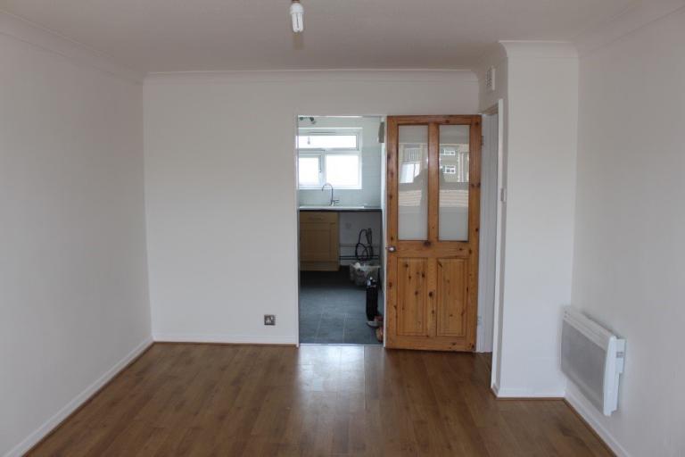 2 bed flat central Honiton with parking £825pcm available end of April 