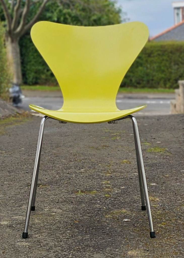 Arne Jacobsen Series 7 chairs by Fritz Hansen