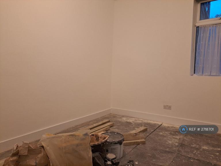 1 bedroom flat in Cambus Road, London, E16 (1 bed) (#2718701)