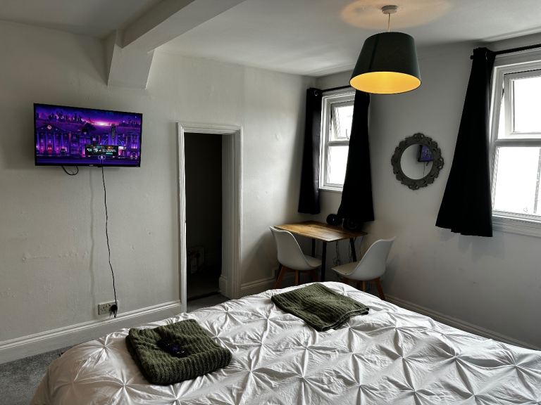 1 bedroom flat, close to town centre 