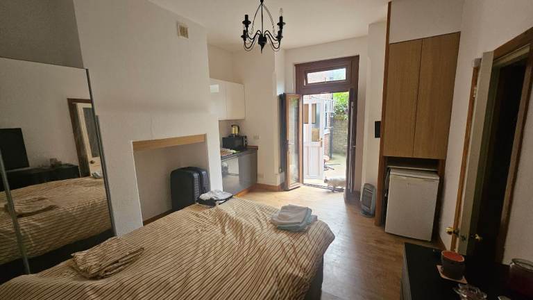 Double Room Ensuite – Private Entrance, close to train station.