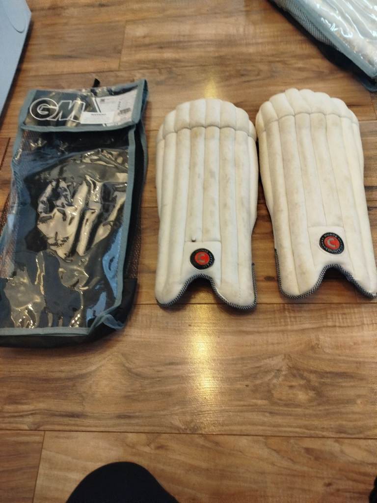 Gunn and Moore cricket junior leg guards size 4