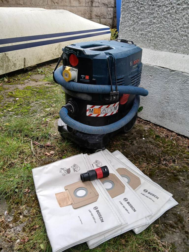 110v Industrial Vacuum Cleaner with Bags – Good Condition