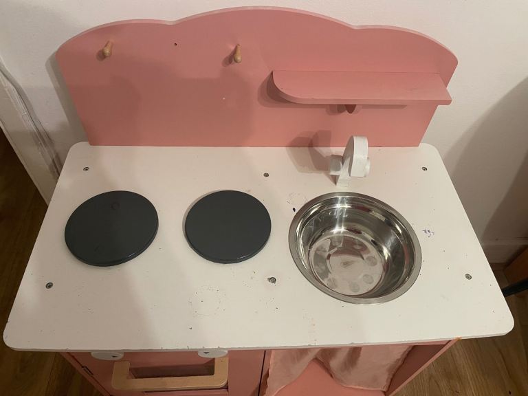 Free pink children’s kitchen