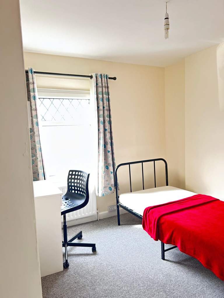 Spacious double room 5min walk to USW!