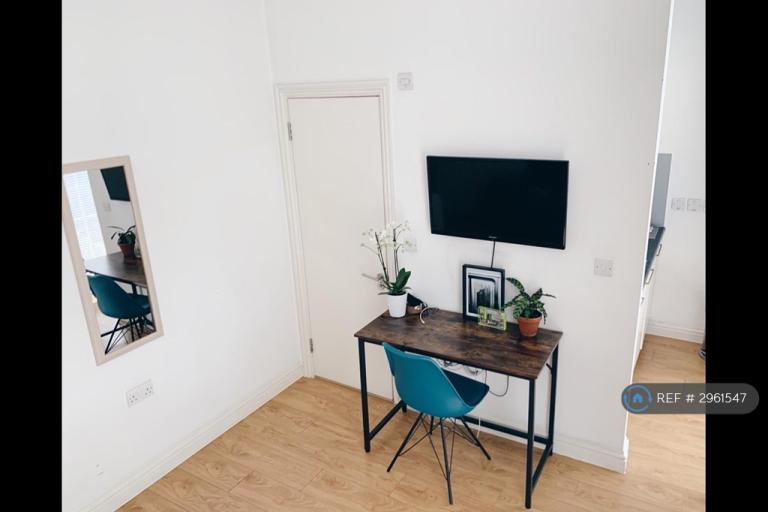 Studio flat in Camden High Street, London, NW1 (#2961547)