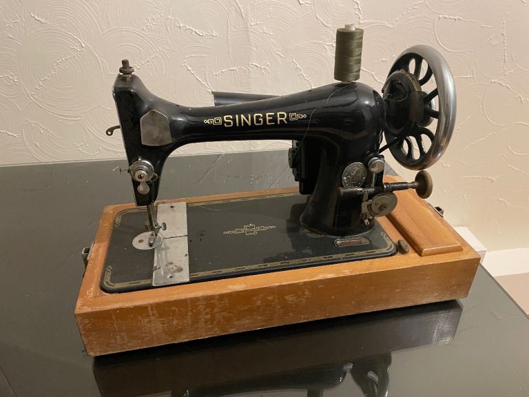 Vintage Singer Sewing Machine with Wooden Case