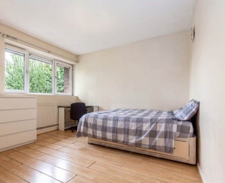 Spacious Room –East London – E3 🏠 Bow / Victoria Park Zone 2📍