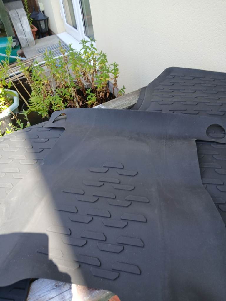  Brand newSet of three vwt6.1 rubber mats 