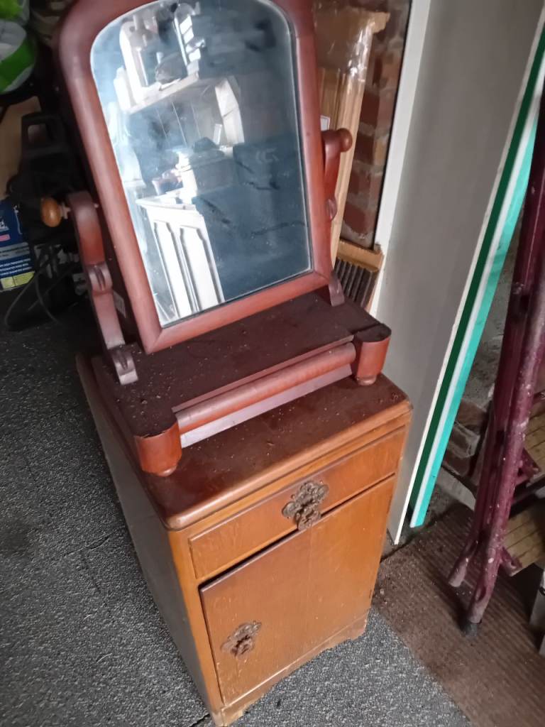 Small antique unit with mirrow