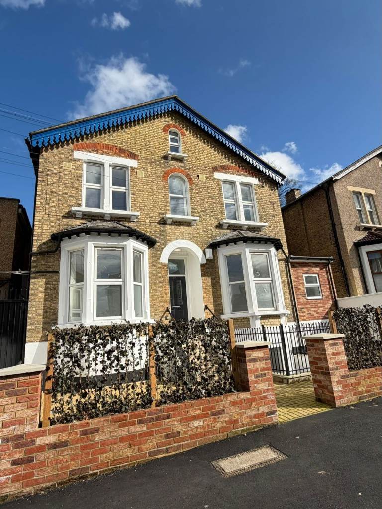 🏡 Stunning 4/5 Bedroom Family Home To Let – Company Lets Welcome!