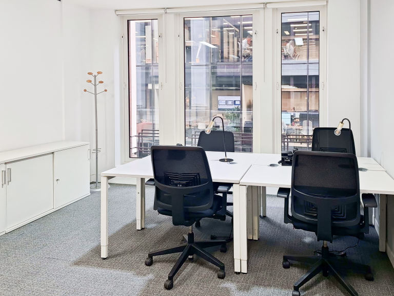 London - EC3A8AA \ Office for Rent with Flexible Move-In Options 3 Workstations