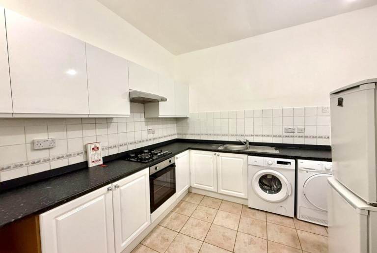 Bright Four-Bedroom Apartment – Caledonian Road, Islington, N7-Ref: 580