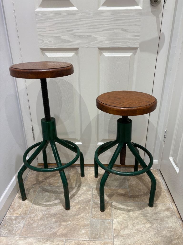 2 adjustable height stools 