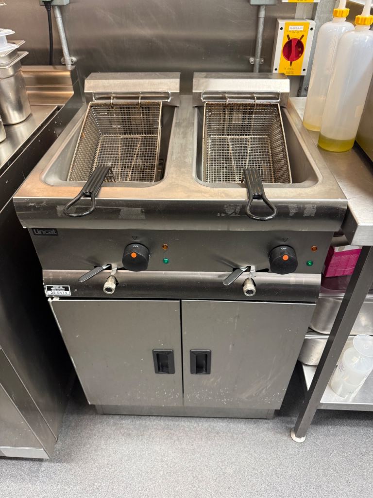 FOR SALE: Silverlink 600 Electric Double Well Fryer | Freestanding | Nearly New | Under Warranty