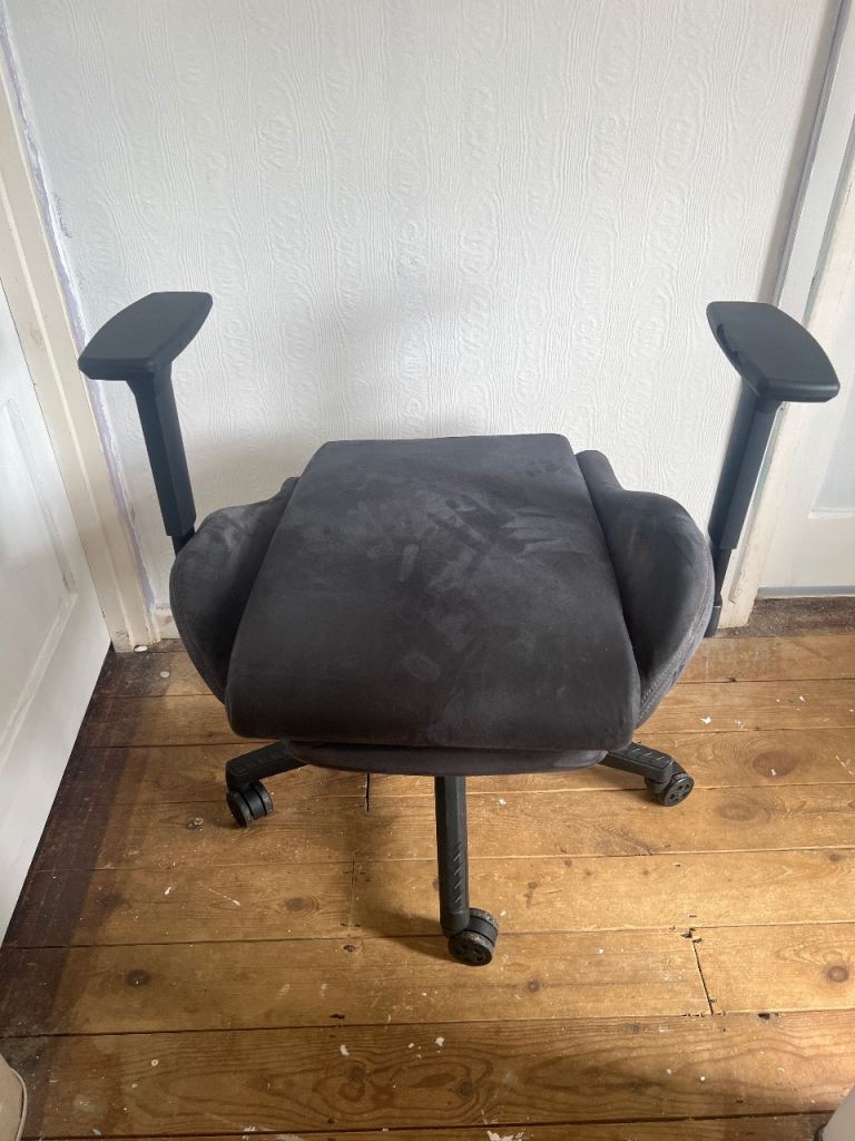 Free Gaming Chair Base with missing backrest — Local Collection Only