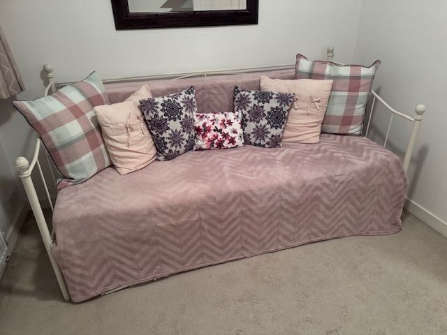 Day bed with trundle - excellent condition