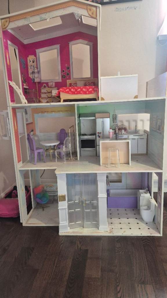 Rainbow high doll house with accessories