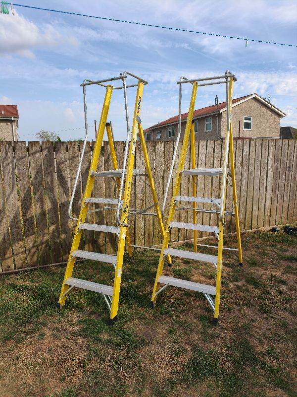 Clow Group Ltd Fibreglass Podium Ladders AESAR05 – Good Condition