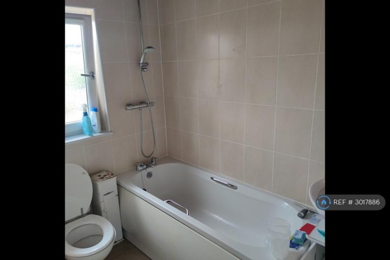 3 bedroom flat in Melrose Place, Coatbridge, ML5 (3 bed) (#3017886)
