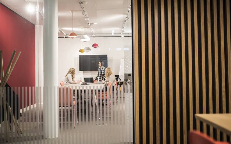 Uxbridge - UB8 1JG \ Office for 3 Workstations Available Now