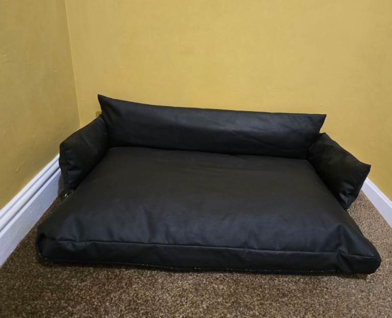 BLACK PET BED/SOFA