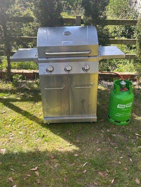Gas BBQ. 3-Burners with spark ignition. Includes gas cylinder