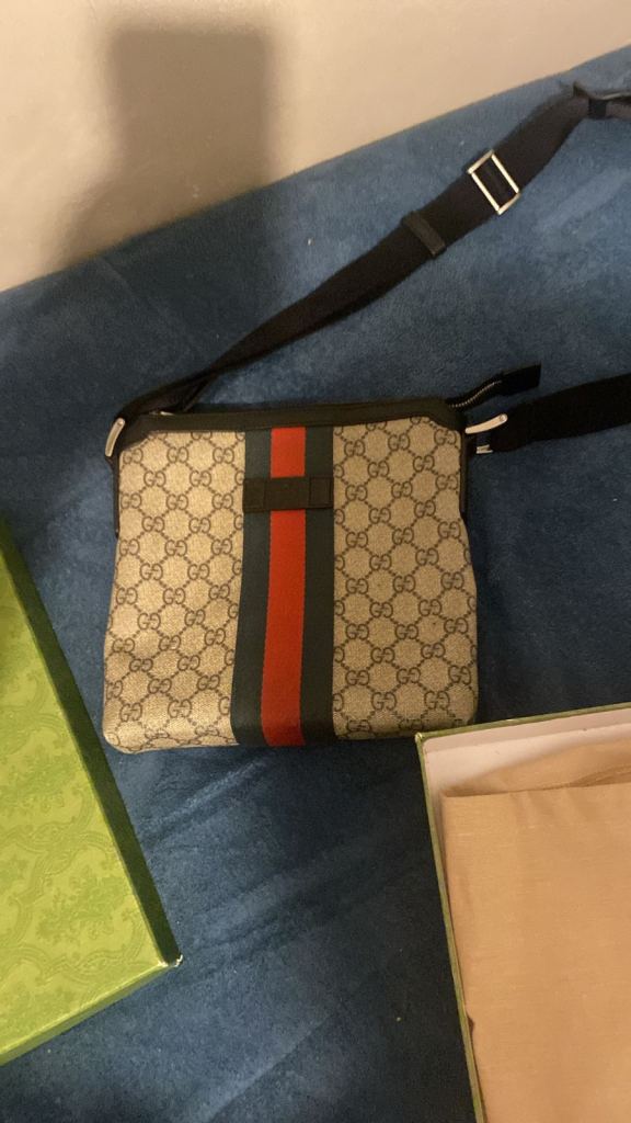 Gucci gg supreme messenger 