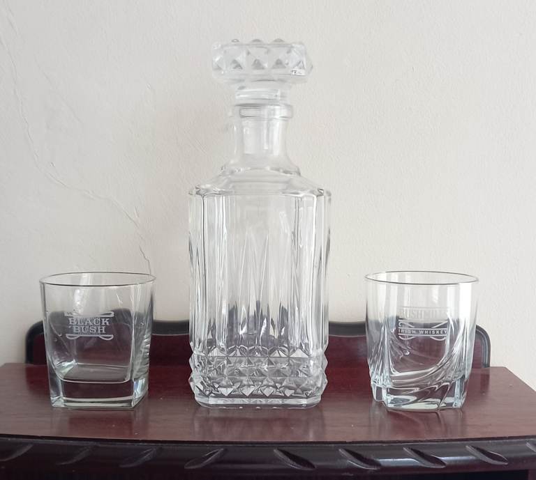 Crystal Decanter with 2 Whiskey Glasses – As Good As New