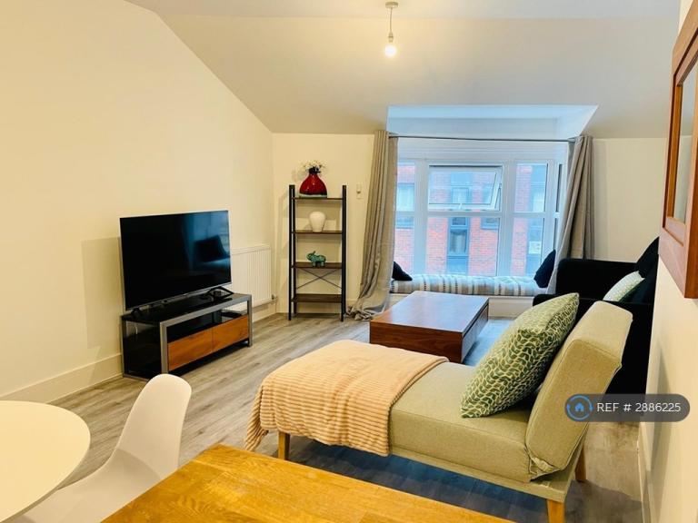 1 bedroom flat in Chertsey Road, Woking, GU21 (1 bed) (#2886225)