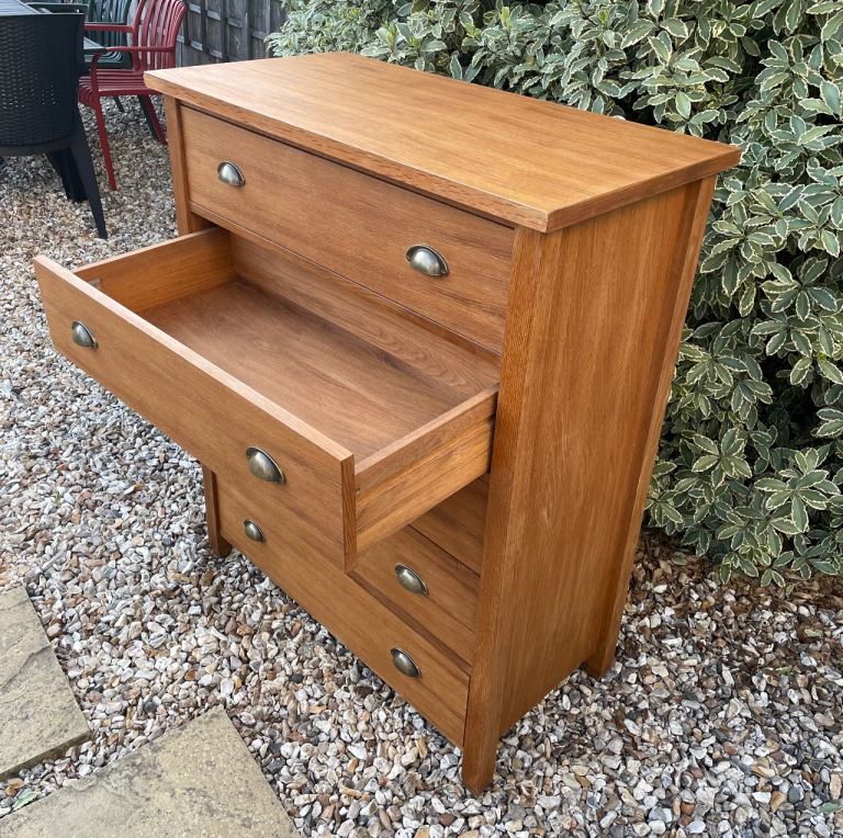 Oak chest of drawers 