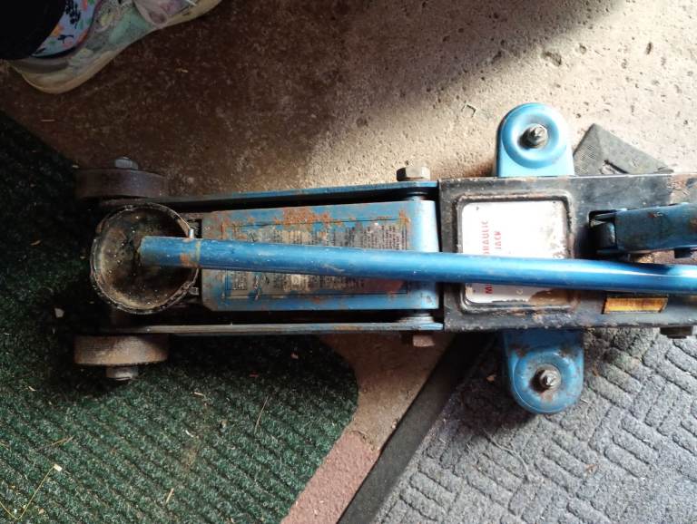 Mini hydraulic floor jack