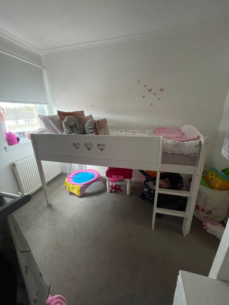 Kids bed (including mattress) 