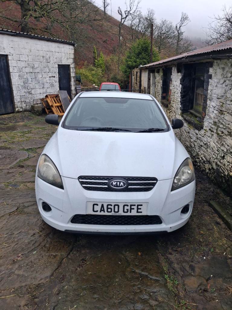 White Kia Ceed