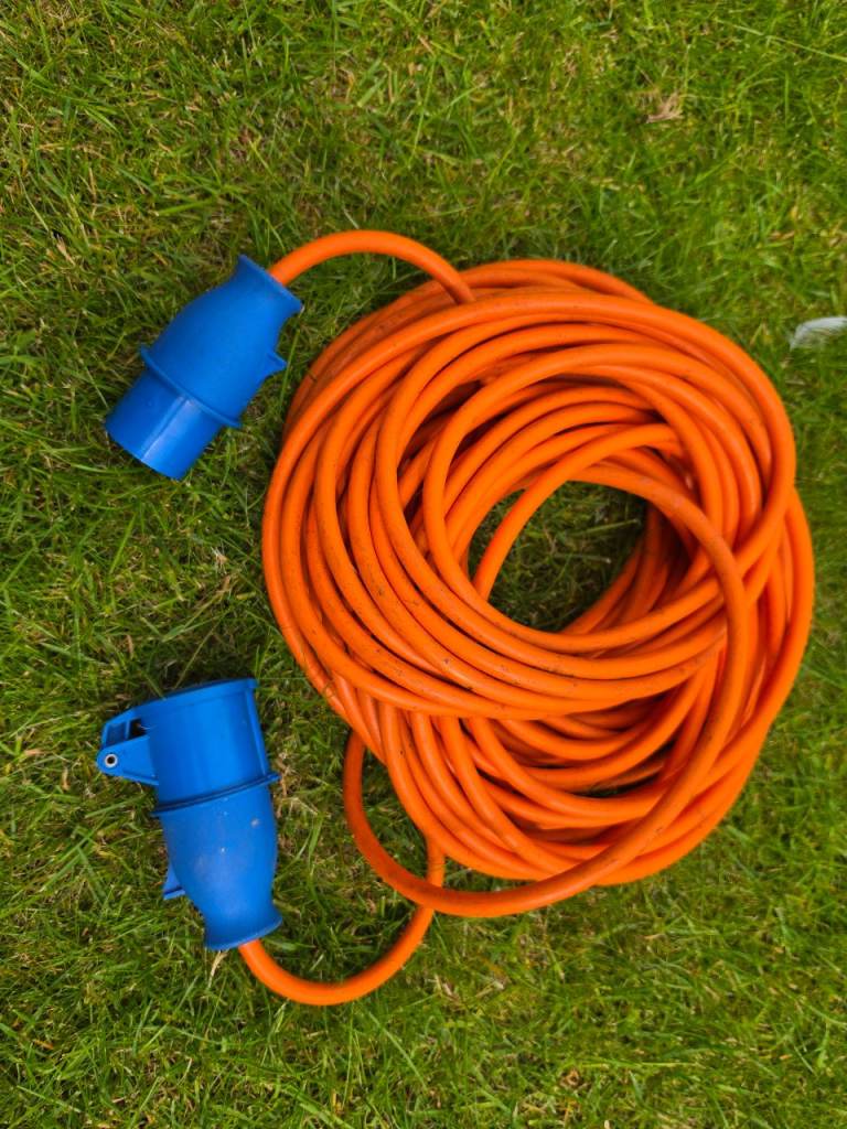 Caravan or motorhome hookup cable