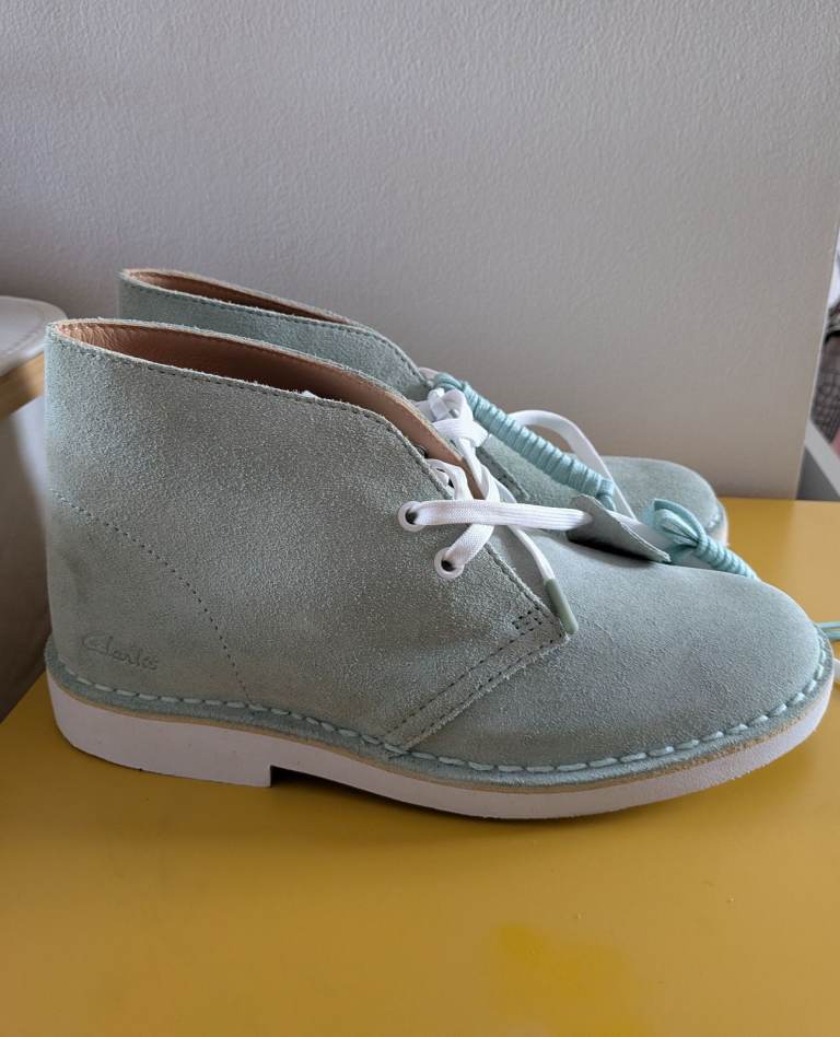 WOMENS CLARKS ORIGINALS PALE GREEN SUEDE DESERT BOOTS UK 4 D SHOES LACE