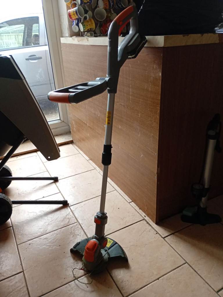 Cordless strimmer 