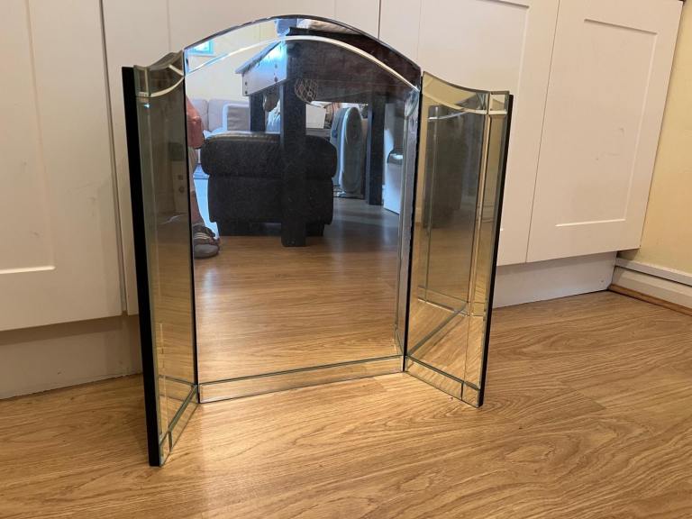 Trifold mirror
