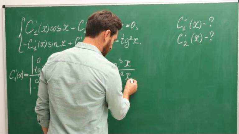 £15\hr Maths Tutor and Physics, Biology.  Qualified Teacher, GCSE, Maths Tutor, Computer Teacher